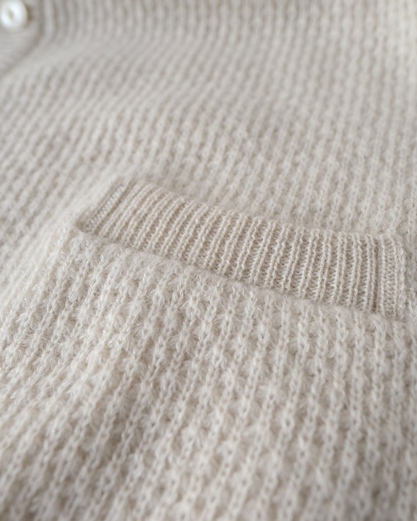 オフホワイト系