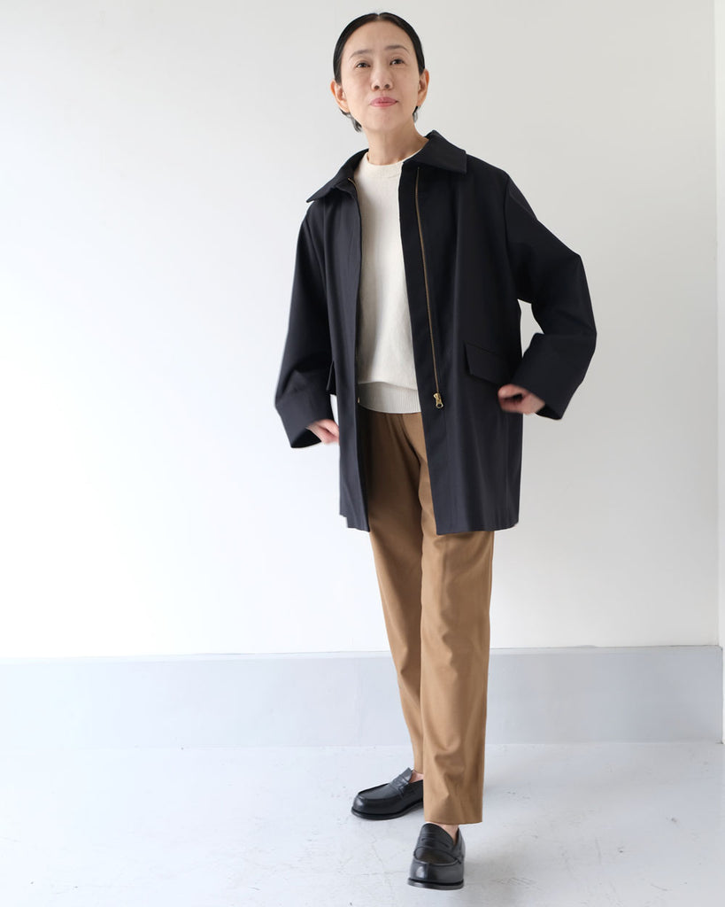 ネイビー *ニット/ウールシルククルーネック(オフ白)、ボトムス/スティックパンツ(キャメル)