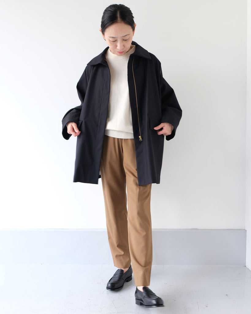 ネイビー *ニット/ウールシルククルーネック(オフ白)、ボトムス/スティックパンツ(キャメル)