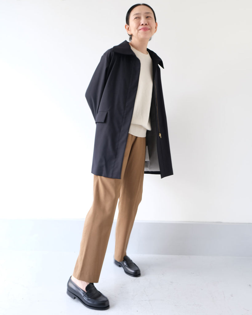 ネイビー *ニット/ウールシルククルーネック(オフ白)、ボトムス/スティックパンツ(キャメル)