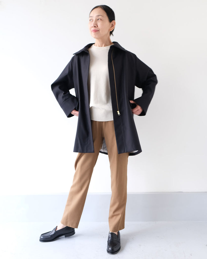 ネイビー *ニット/ウールシルククルーネック(オフ白)、ボトムス/スティックパンツ(キャメル)