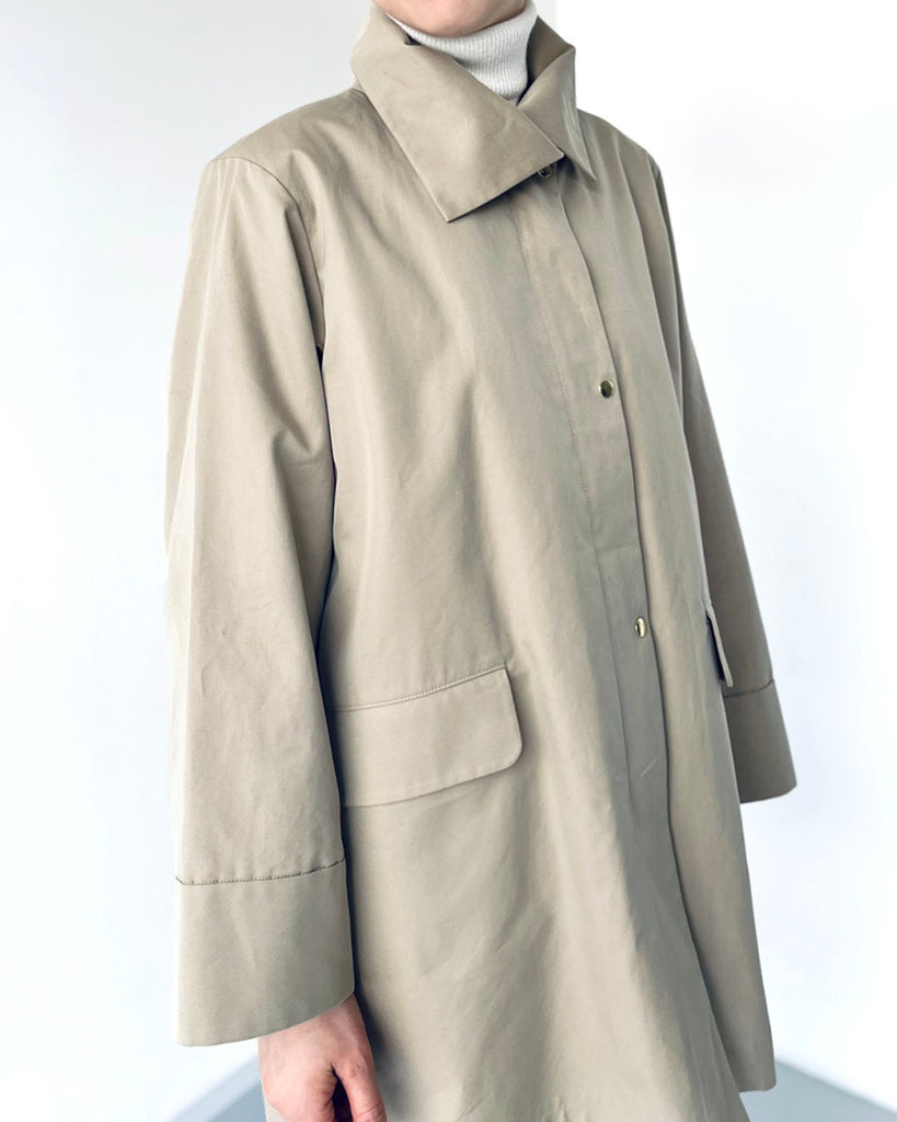 ベージュ(上まで留めた状態)