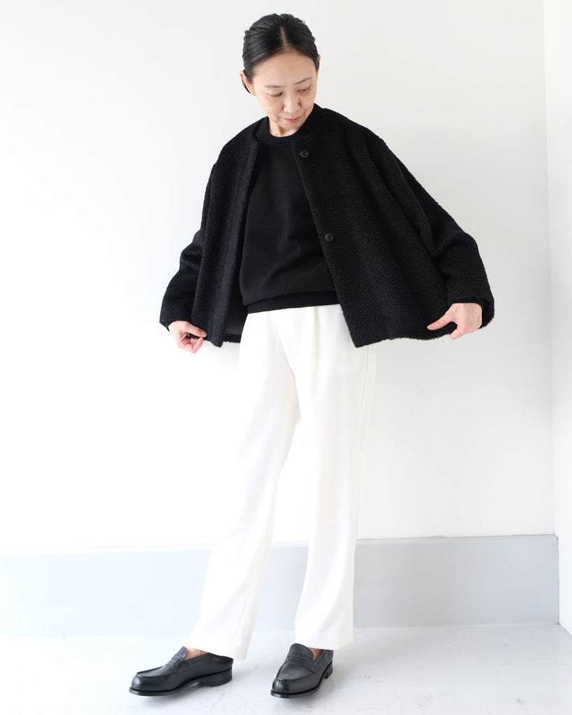 黒アルパカシャギー *ニット/ウールシルククルーネック(黒)、パンツ/シガーパンツ(オフ白)