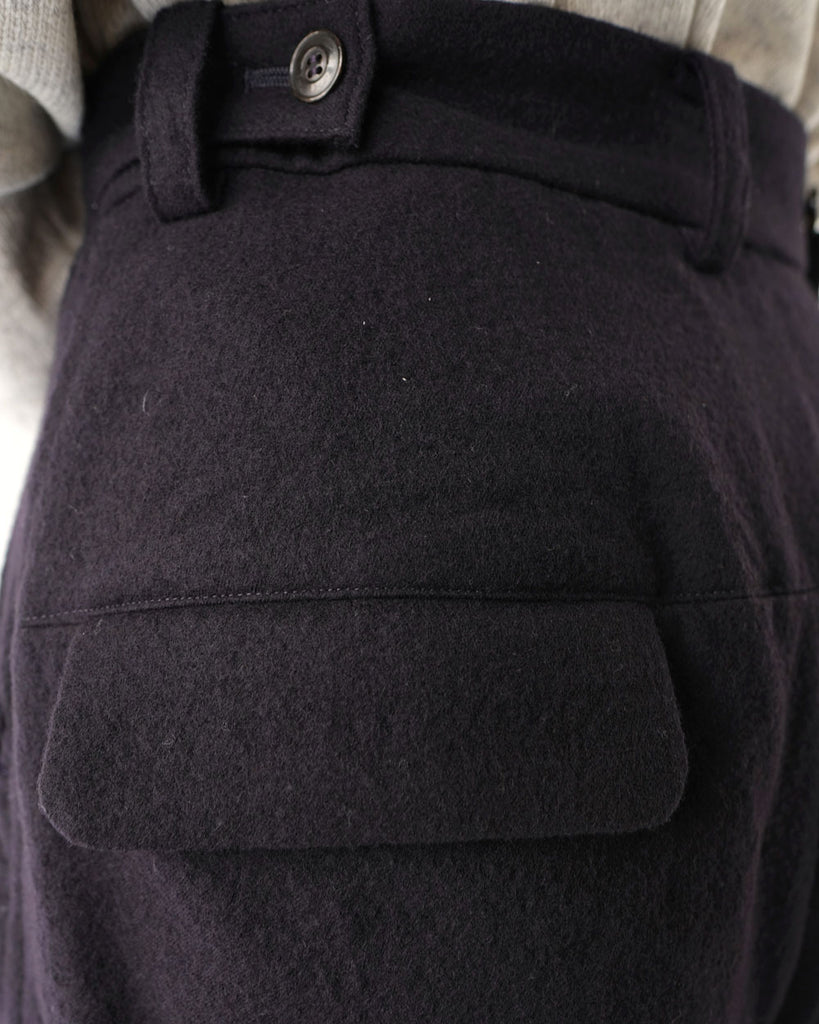 後ろポケット、後ろタブ(サイズ調整用)