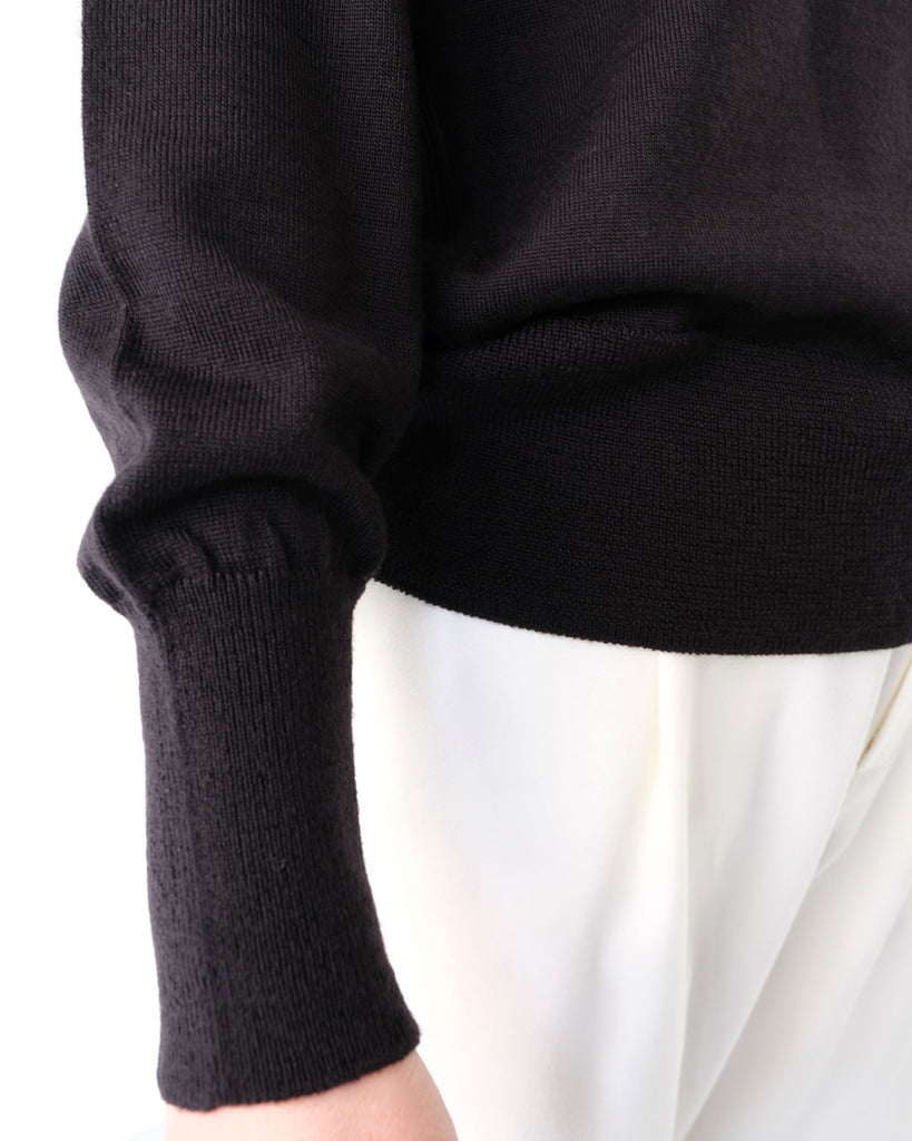 ブラック(袖口、裾リブ部分)