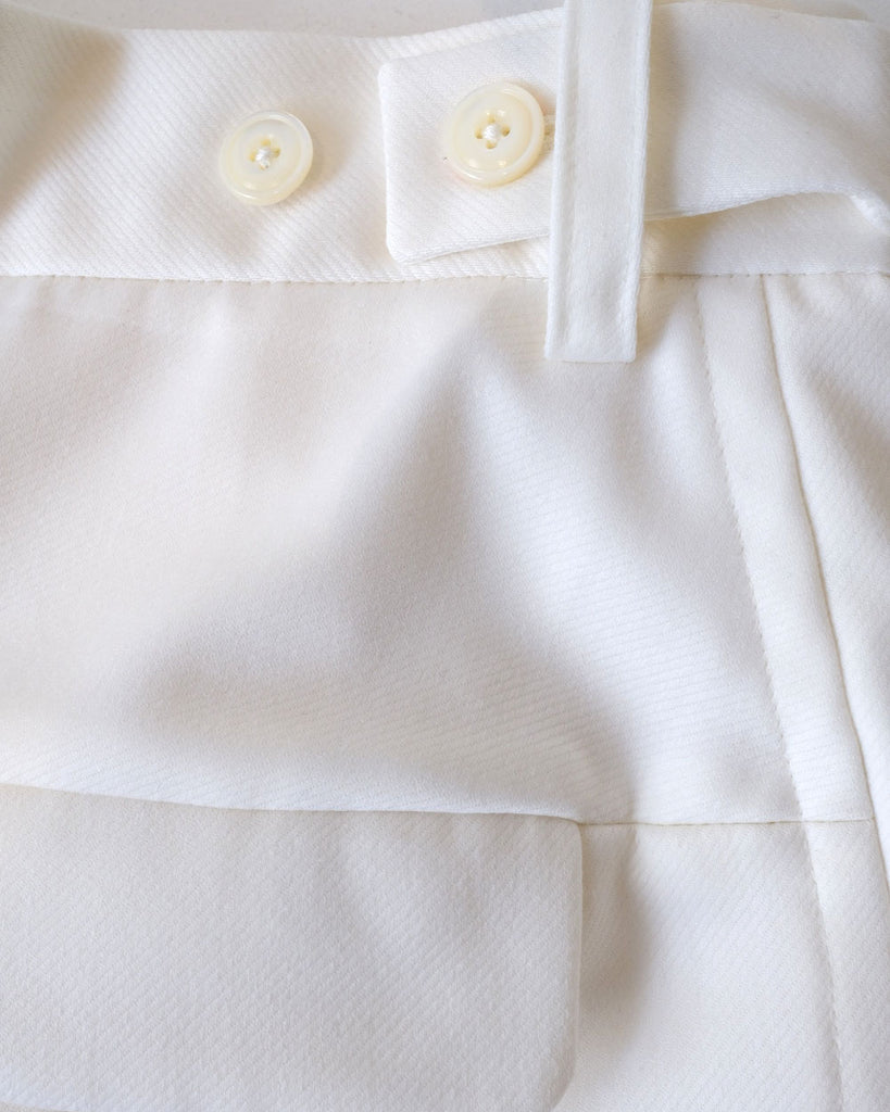 オフ白タキシードクロス/後ろポケット、サイズ調整タブ