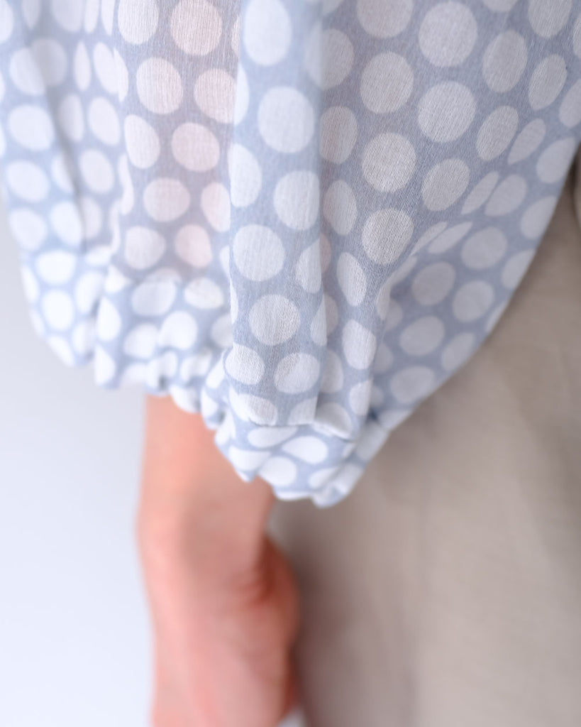 ライトグレイポルカドット(コットンシフォン)/袖口