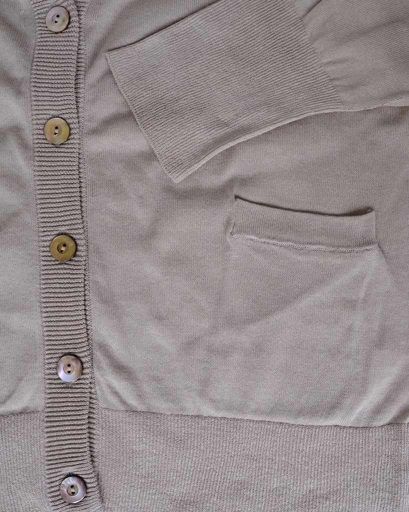 ライトカーキ 釦は貝釦(茶蝶色)