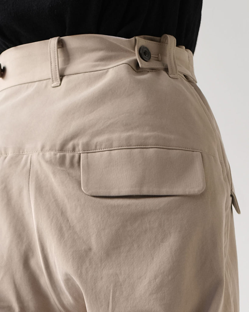 ベージュ/後ろポケット、サイズ調整タブ