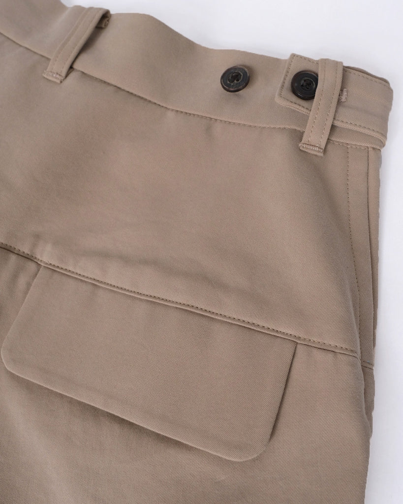 ベージュ/後ろポケット、サイズ調整タブ