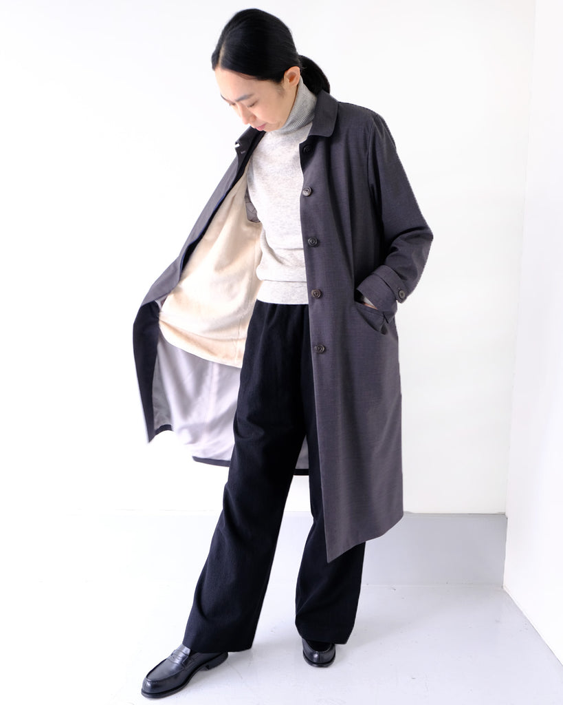 グレイ *ボトムス/シルビーイージーパンツ(黒)、インナー/WGカシミアタートル(トップグレイ)