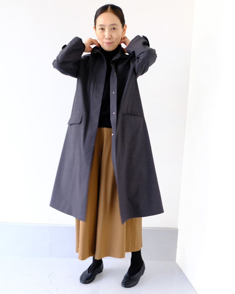 グレイ *ボトムス/Julieキュロット(キャメル)、インナー/WGカシミアタートル(黒)