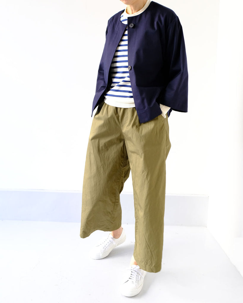 Navy(コットンウールシルクヘリンボーン) *ニット/ラグランニット(白×ブルー)ボトムス/Newチューブワイドパンツ(カーキ)