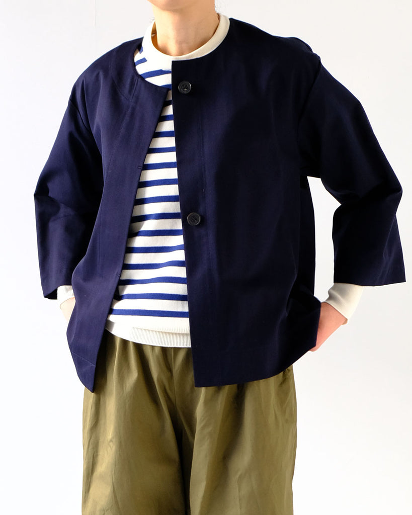Navy(コットンウールシルクヘリンボーン) *ニット/ラグランニット(白×ブルー)ボトムス/Newチューブワイドパンツ(カーキ)