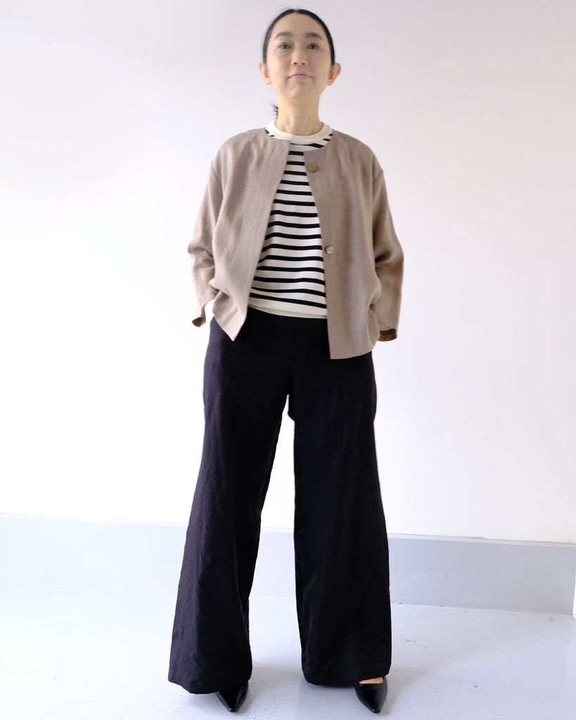 Khaki(リネンツイル) *ニット/ラグランニット(オフ×黒)ボトムス/ゲイリートラウザース(黒)
