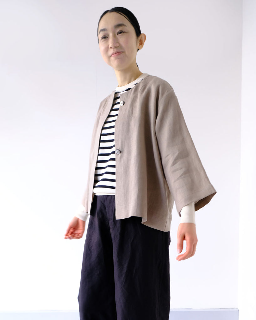 Khaki(リネンツイル) *ニット/ラグランニット(オフ×黒)ボトムス/ゲイリートラウザース(黒)