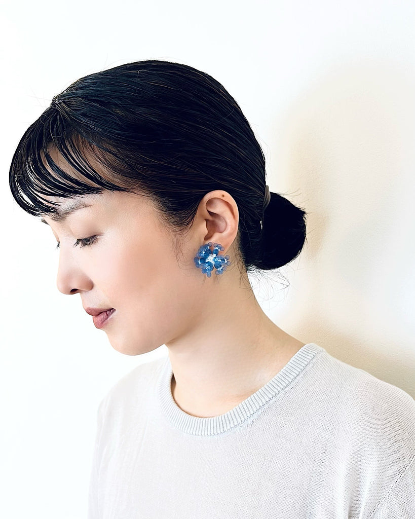 MIONASHIMIZU shibori tsubu 1 clip-on earrings light blue