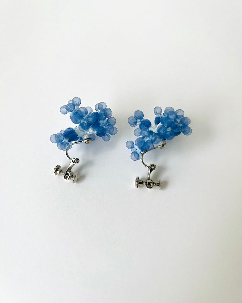 MIONASHIMIZU shibori tsubu 1 clip-on earrings light blue