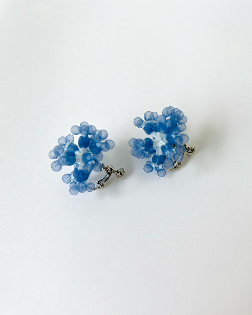 MIONASHIMIZU shibori tsubu 1 clip-on earrings light blue