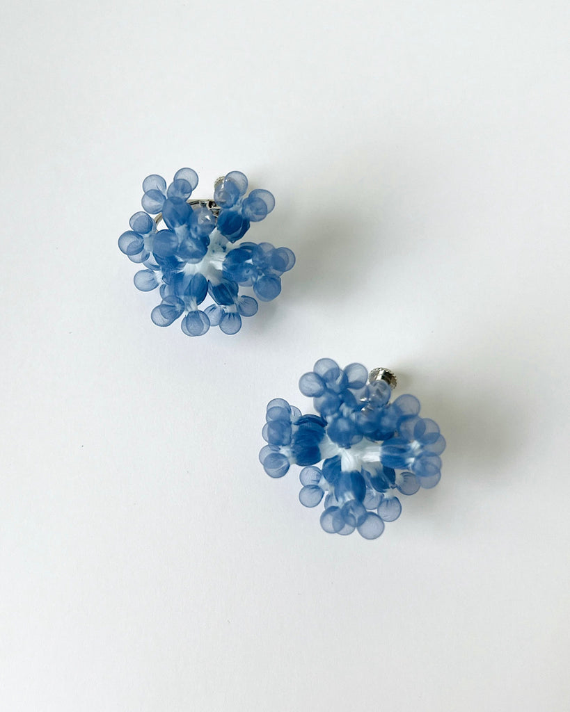 MIONASHIMIZU shibori tsubu 1 clip-on earrings light blue