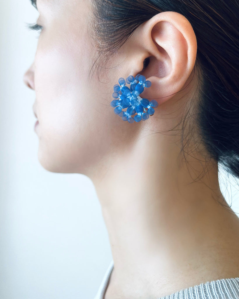 MIONASHIMIZU shibori tsubu 1 clip-on earrings light blue