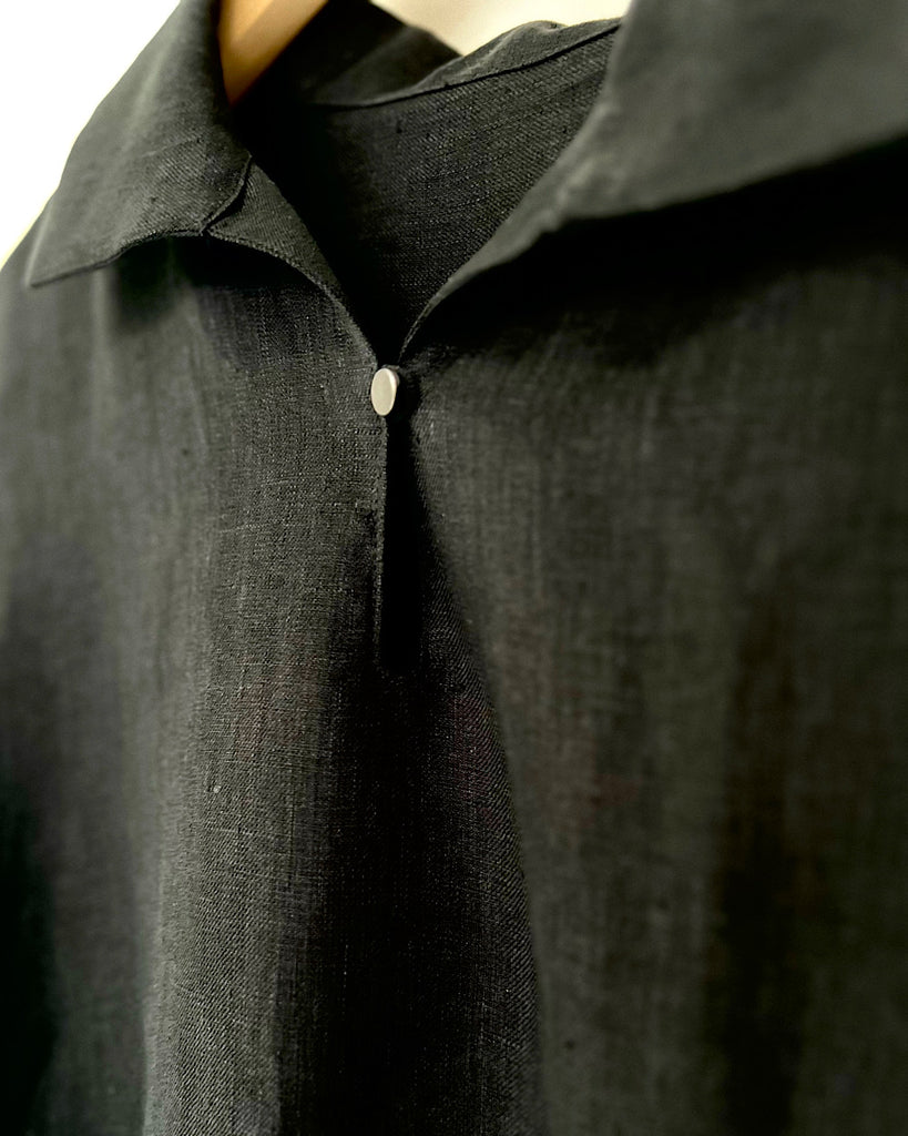 ブラック(リネン) 襟、ボタン部分