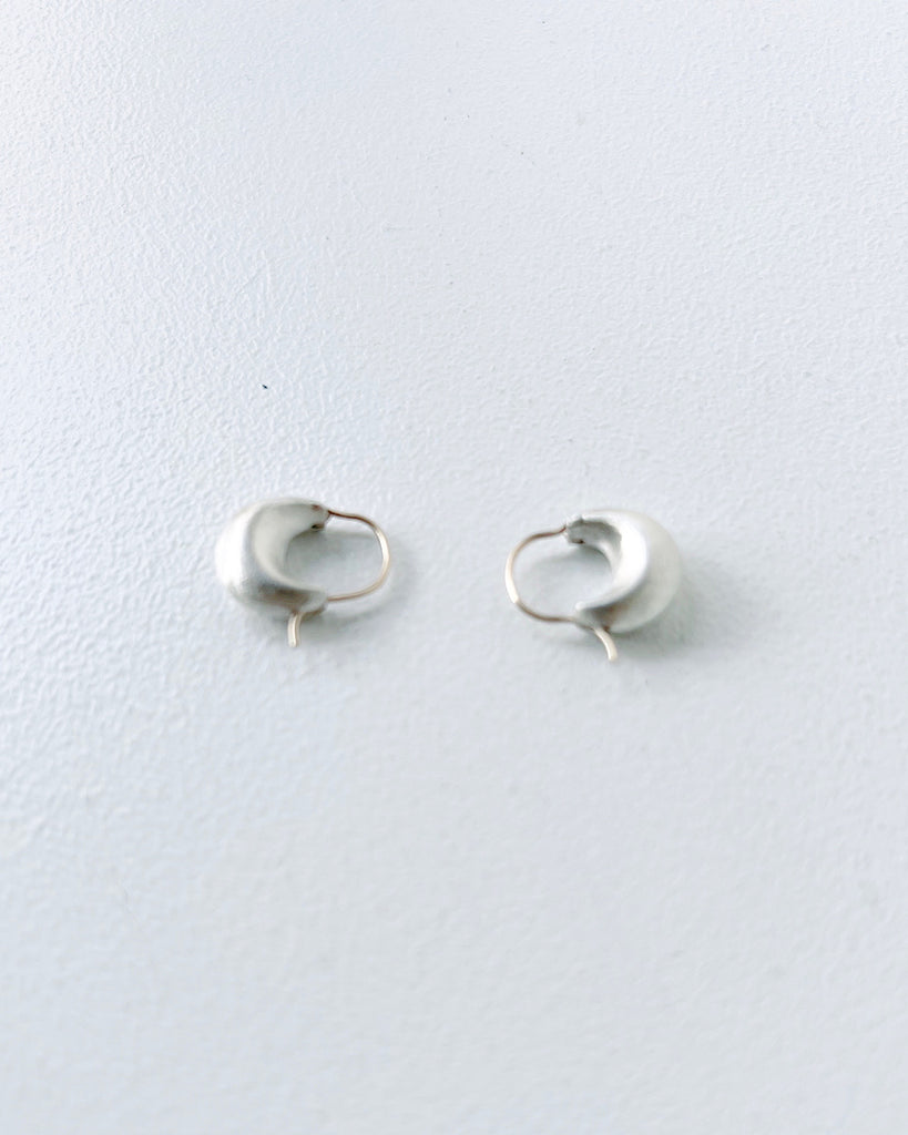 atelier ess SMALL CRESCENT ピアスシルバーカラー