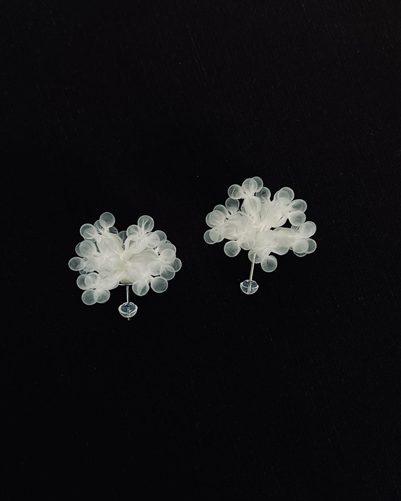 MIONASHIMIZU shibori tsubu 1 pierces white