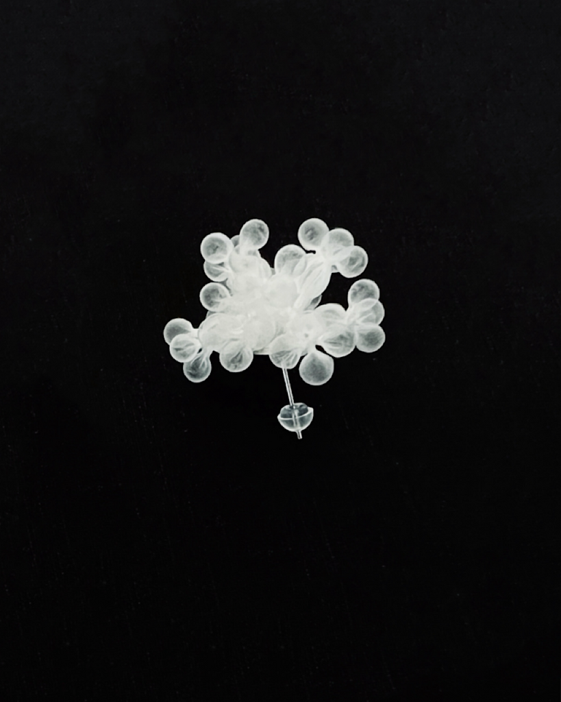 MIONASHIMIZU shibori tsubu 1 pierces white