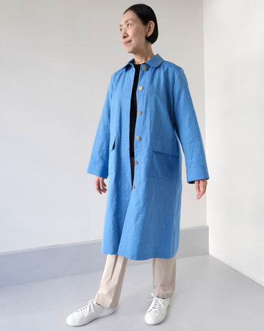 ブルー（コットンリネン）　*ボトムス／スティックパンツ（ベージュ）