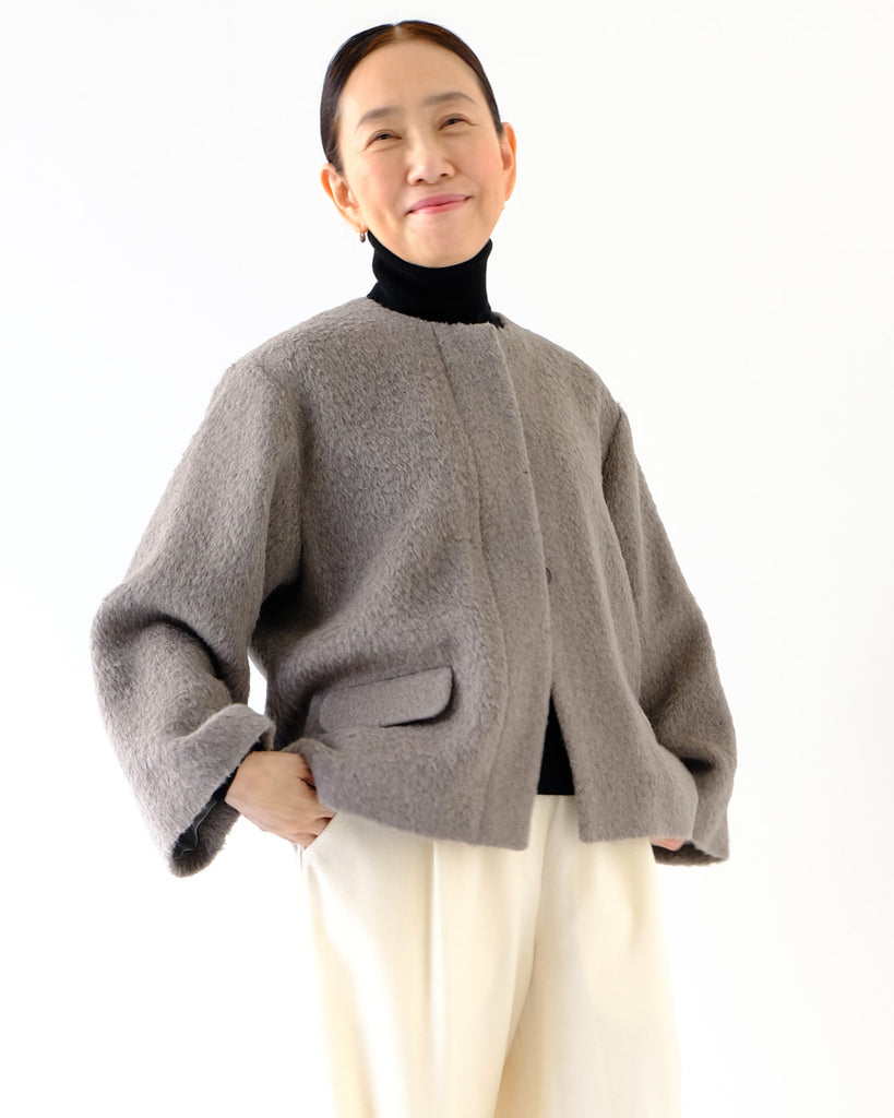 グレイ　*インナー／カシミアタートル（黒）ボトムス／チューブパンツ（オフ白）
