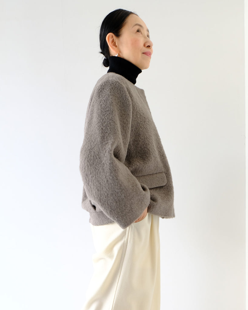 グレイ　*インナー／カシミアタートル（黒）ボトムス／チューブパンツ（オフ白）
