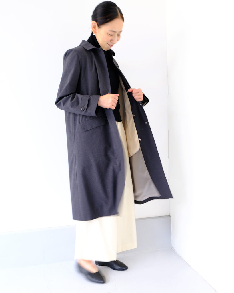 グレイ　 *ボトムス／ウールチューブパンツ（オフ白）、インナー／WGカシミアタートル（黒）