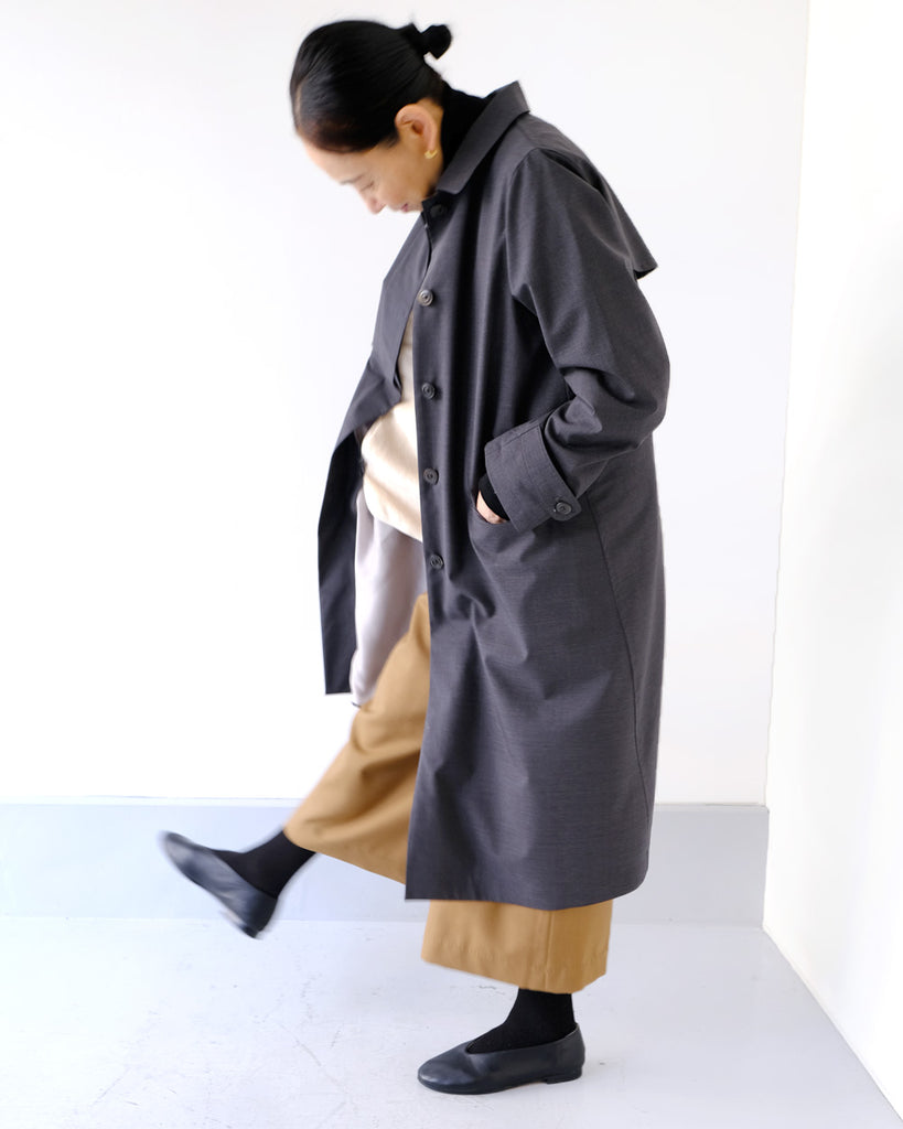 グレイ　 *ボトムス／Julieキュロット（キャメル）、インナー／WGカシミアタートル（黒）