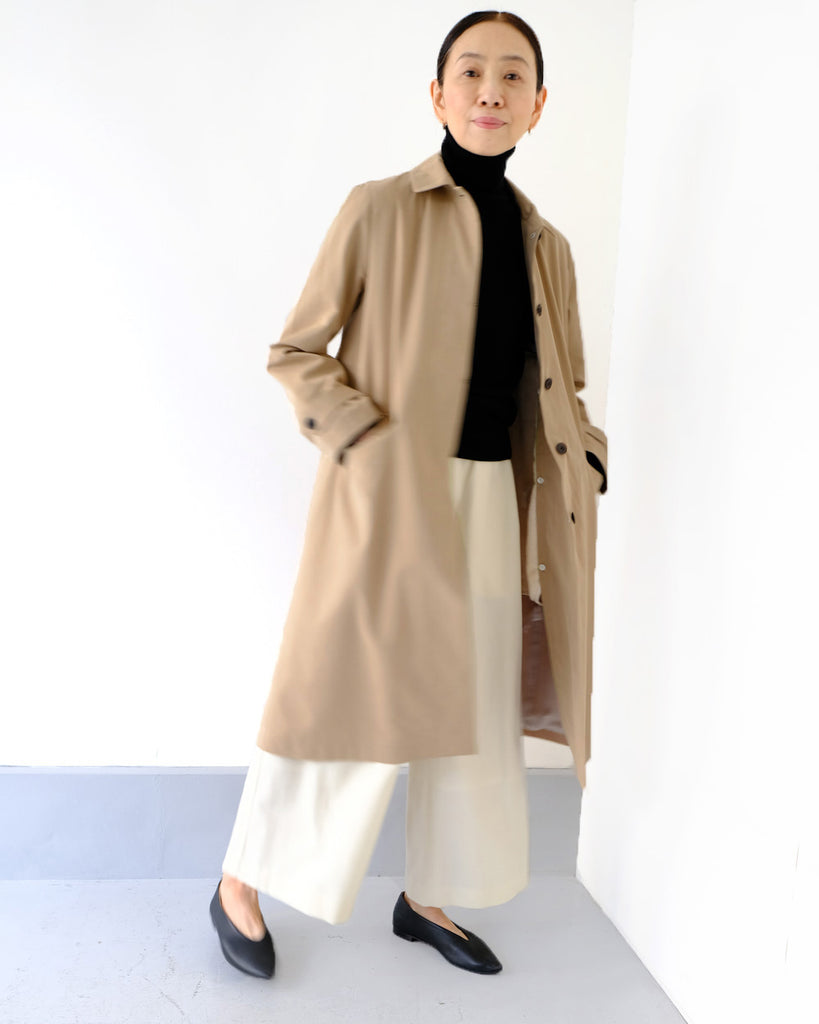ベージュ　 *ボトムス／ウールチューブパンツ（オフ白）、インナー／WGカシミアタートル（ブラック）