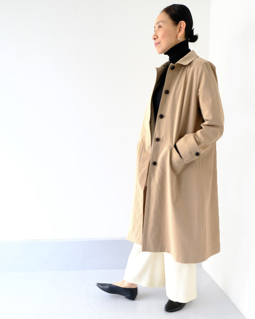ベージュ　 *ボトムス／ウールチューブパンツ（オフ白）、インナー／WGカシミアタートル（ブラック）