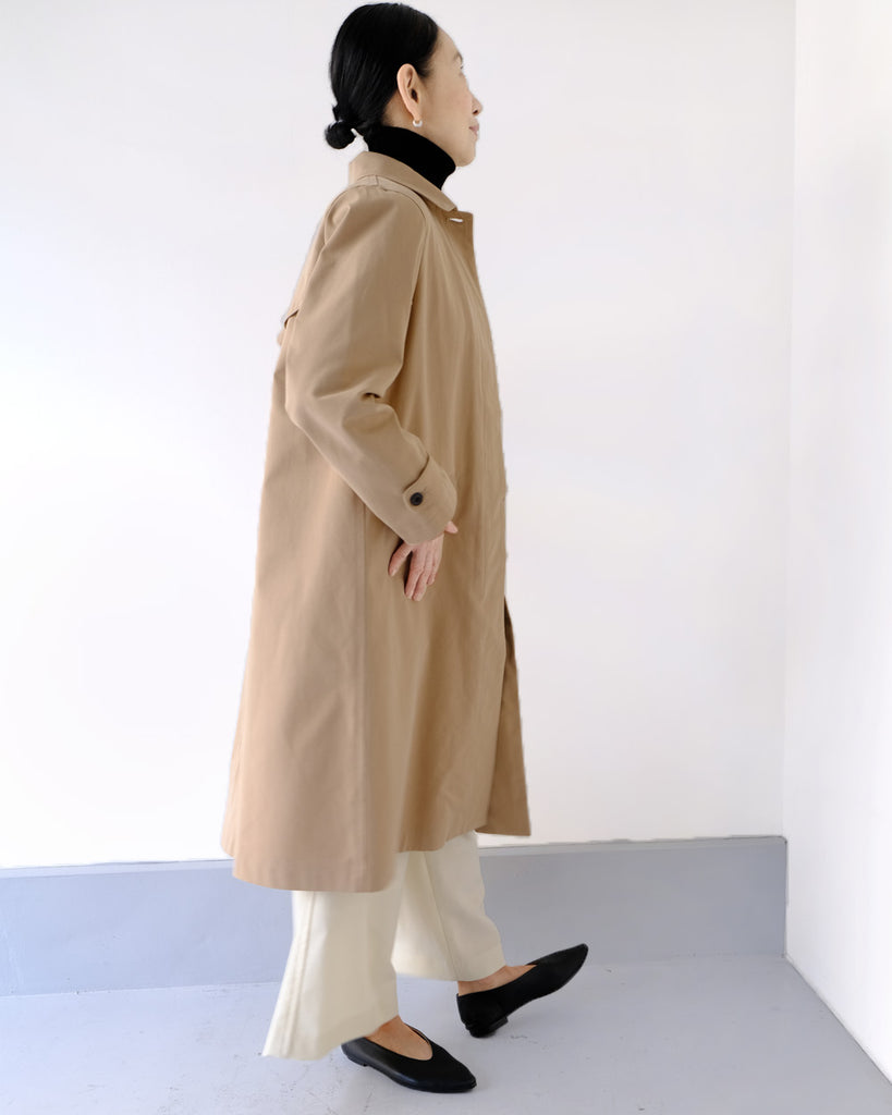 ベージュ　 *ボトムス／ウールチューブパンツ（オフ白）、インナー／WGカシミアタートル（黒）
