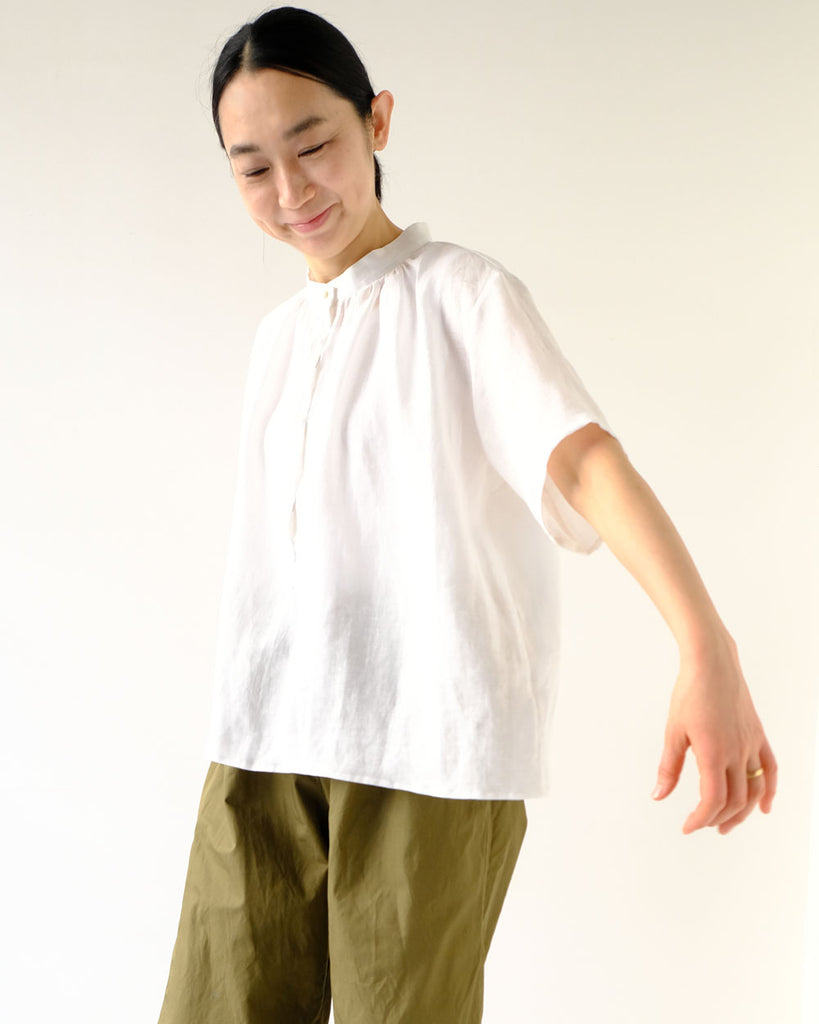 ホワイト（リネン）　*ボトムス／Newチューブパンツ（カーキ）