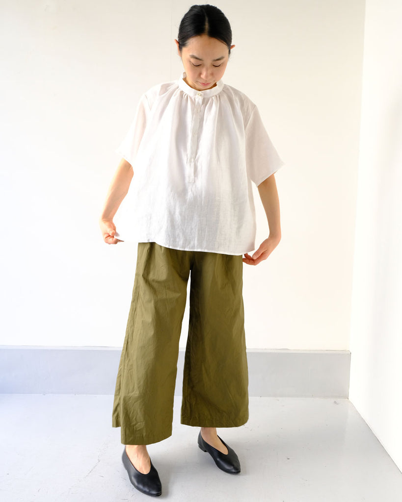 ホワイト（リネン）　*ボトムス／Newチューブパンツ（カーキ）