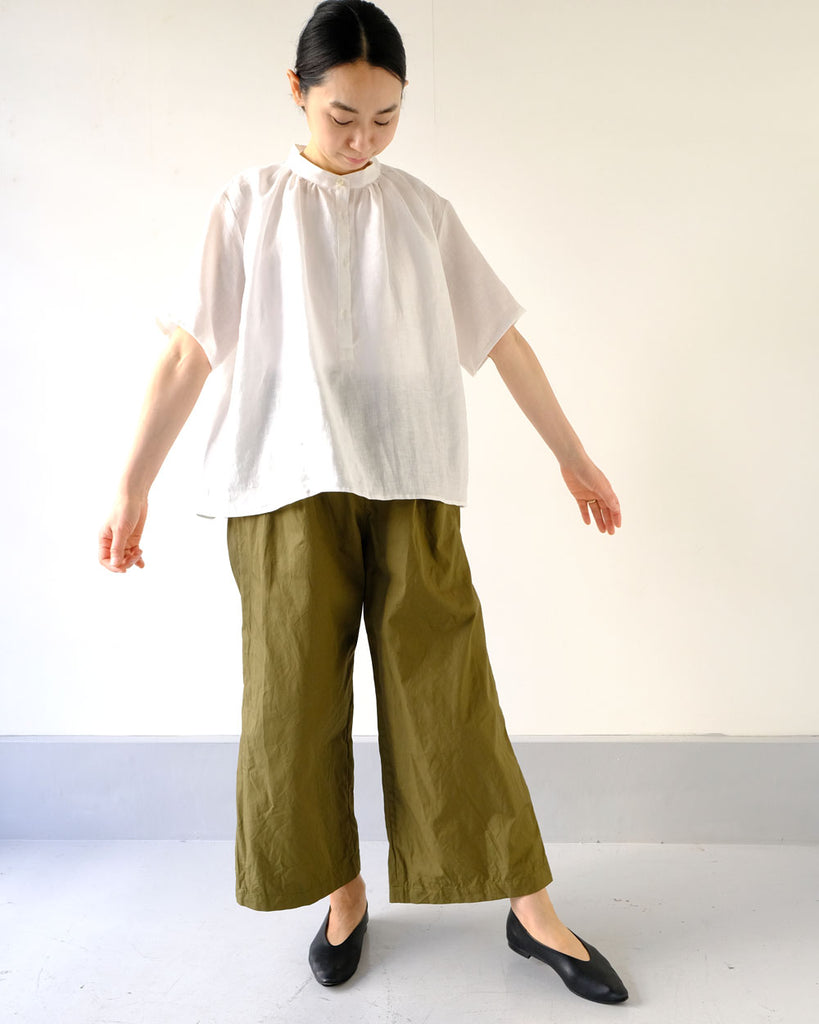 ホワイト（リネン）　*ボトムス／Newチューブパンツ（カーキ）
