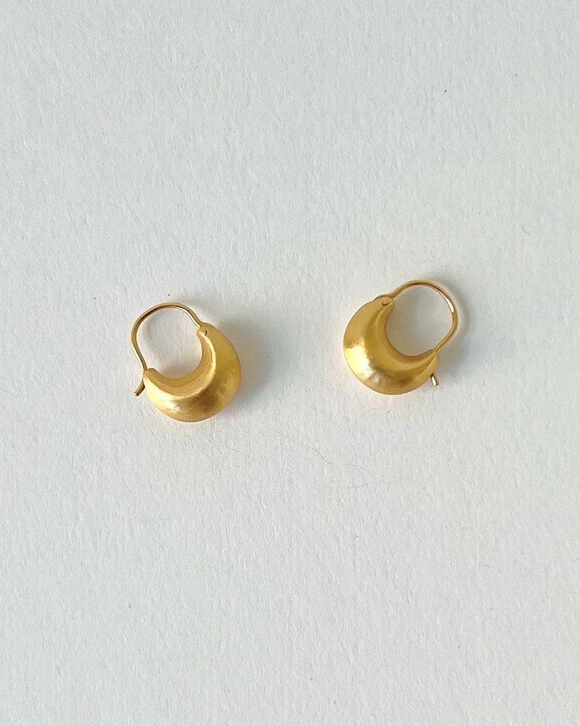 atelier ess SMALL CRESCENT ピアスゴールドカラー