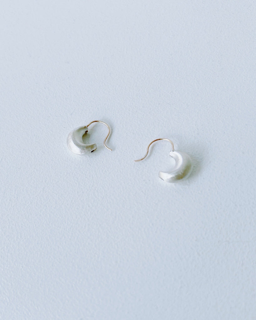 atelier ess SMALL CRESCENT ピアスシルバーカラー