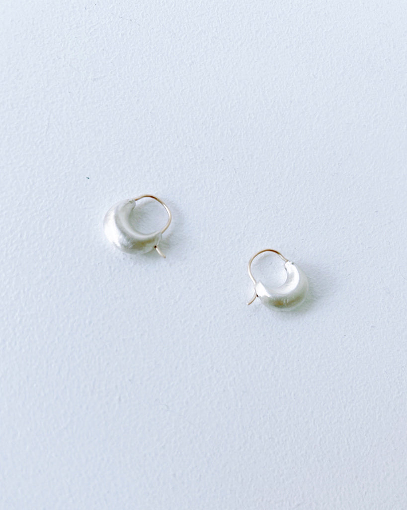 atelier ess SMALL CRESCENT ピアスシルバーカラー