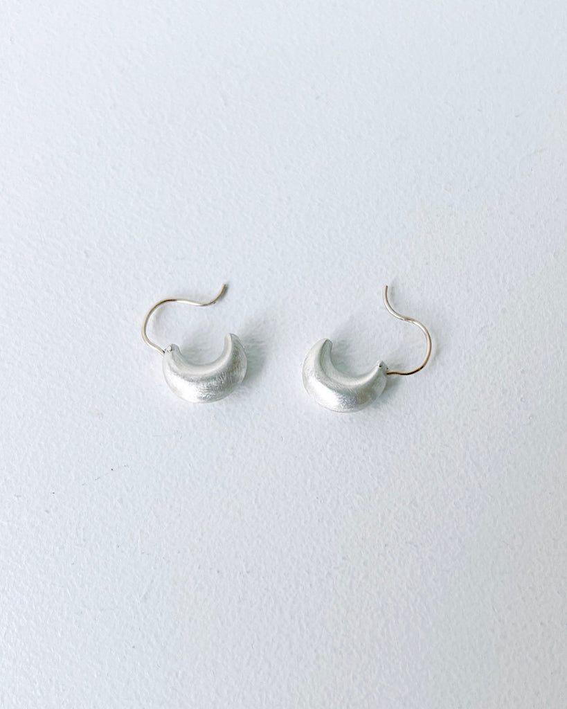 atelier ess SMALL CRESCENT ピアスシルバーカラー
